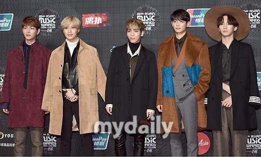 PHOTO】SHINee「2015 MAMA」レッドカーペットに登場“5人5色の