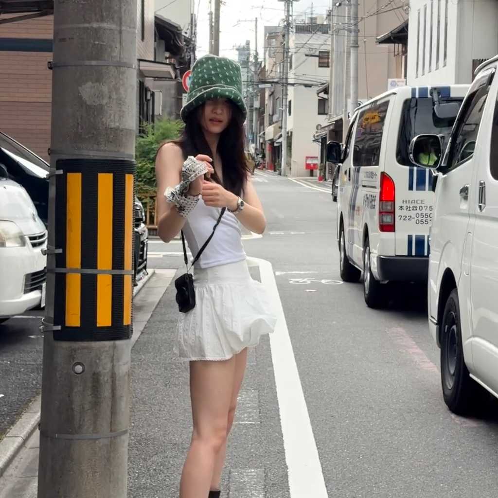 キム・テリ、日本旅行を満喫！明るい笑顔＆キュートなミニスカコーデに注目