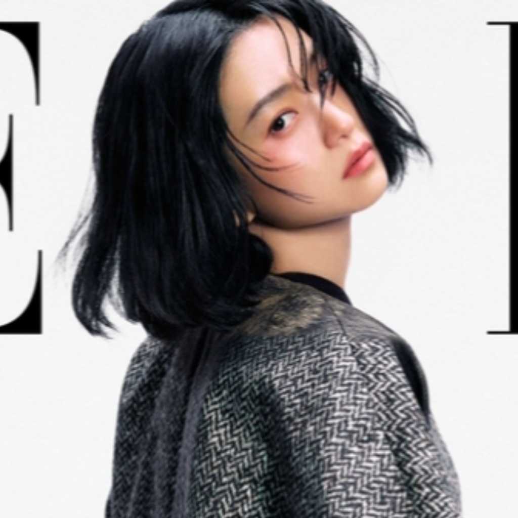 キム・テリ「ELLE」3月号のカバーで圧倒的な魅力を放つ
