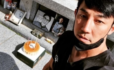 俳優ハン・ジョンス、故キム・ジュヒョクさんの誕生日にお墓参りへ「泣かないで元気に過ごして」