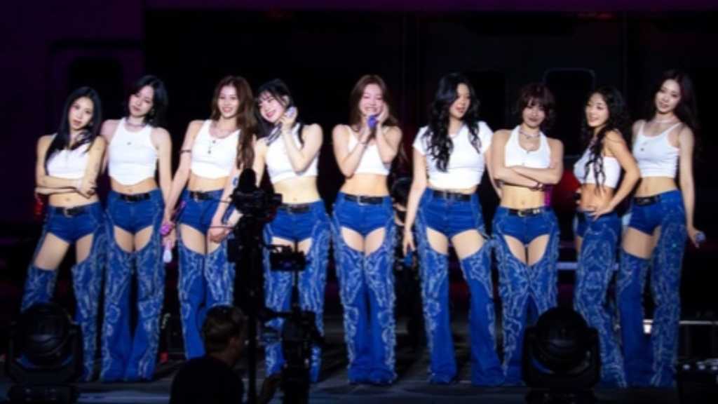 TWICE、初の「ロラパルーザ・シカゴ」でヒット曲メドレーを披露！大人気Netflixアニメのステージにファン熱狂