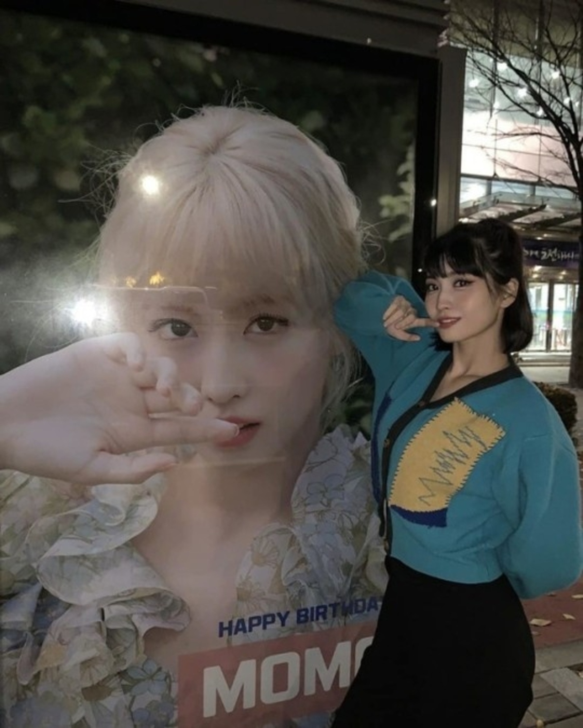 Twice モモ 誕生日を祝う電光掲示板との記念ショットを公開 ファンからのプレゼントに感激 とても幸せな1日でした Kstyle
