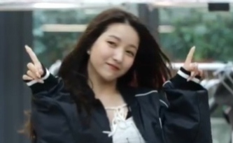 元GFRIEND キム・ソウォン、ヒット曲のダンスを披露…懐かしさに涙ぐむ場面も（動画あり）