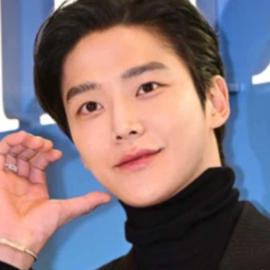 “明日入隊”ロウン、坊主頭を電撃公開!爽やかなビジュアルにファンから絶賛の声