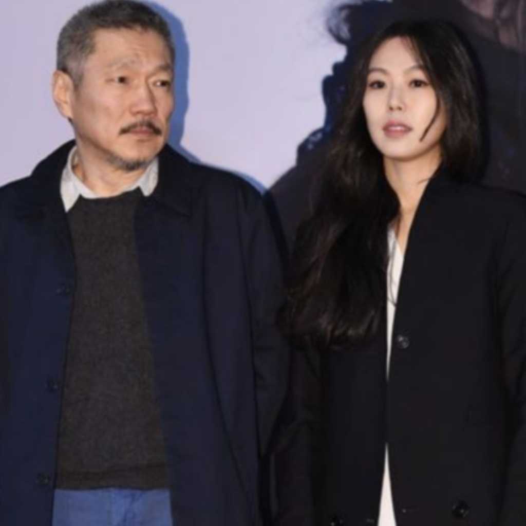 キム・ミニ、妊娠中した姿でドイツへ…不倫中のホン・サンス監督と飛行機に乗る姿をキャッチ