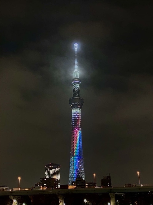 Niziu 東京スカイツリーで記念ショット 虹カラーのライトアップを満喫 とっても綺麗で感動 Kstyle