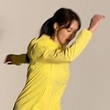 シン・ミナ、広告撮影中の様子を公開…カジュアルな衣装で抜群のスタイルを披露（動画あり）
