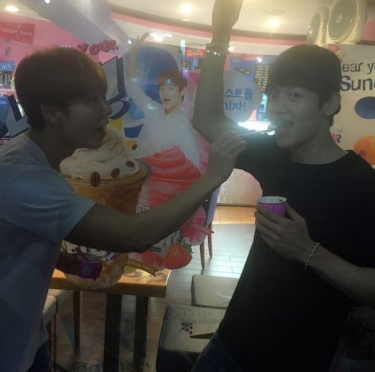 Super Junior ドンヘ Shinee ミンホに あーん イトゥクがコミカルなツーショット公開 Kstyle