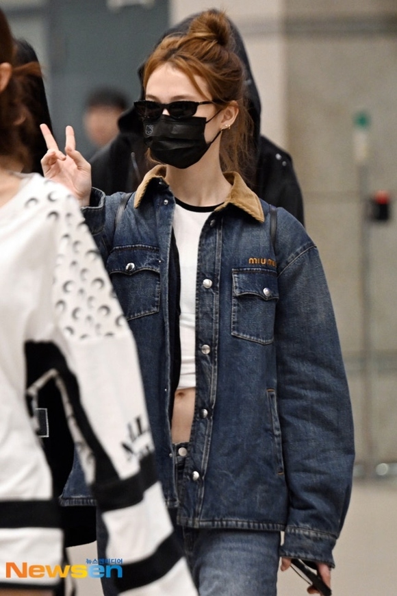 PHOTO】MEOVV、海外スケジュールを終えて韓国に到着（動画あり） - Kstyle