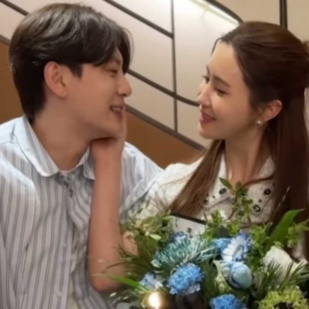 SE7EN&イ・ダヘ、熱い公開キスも!結婚2周年の記念ショットに反響