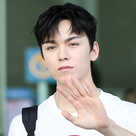 【PHOTO】SEVENTEEN バーノン、海外スケジュールのためフランスに出国…カジュアルな空港ファッション(動画あり)
