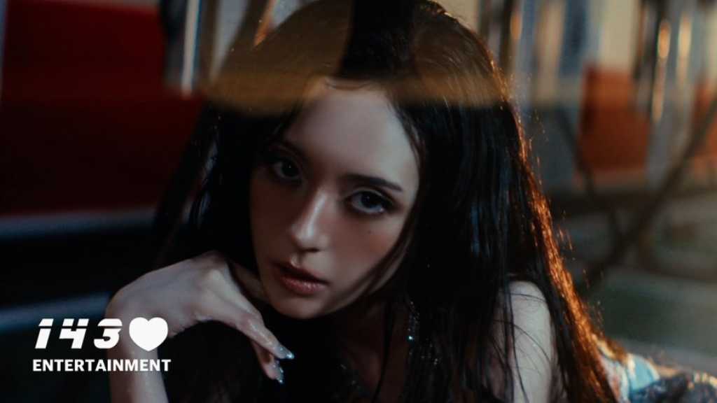 MADEIN 坂本舞白、ソロデビュー曲「HOTLINE」MV公開…iKONのBOBBYとコラボ！