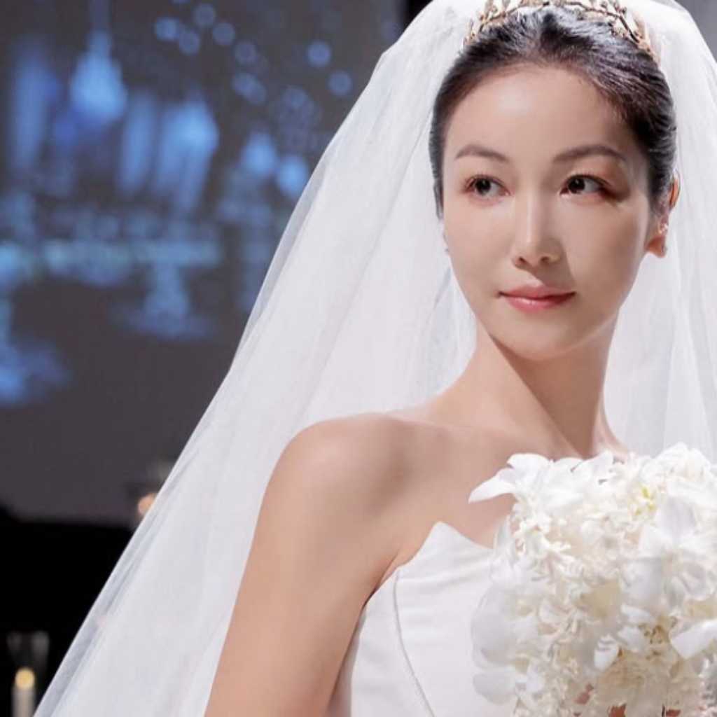 キム・オクビン、非公開で行われた結婚式の写真を公開…優雅なドレス姿が話題