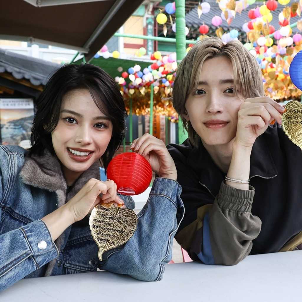 なにわ男子 道枝駿佑＆安斉星来、釜山の人気パワースポットで大ヒット祈願！“ミチゲッタソング”に言及も