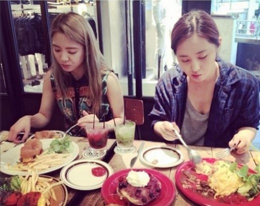 少女時代 ヒョヨン ユリ 日常の写真を公開 食事中にも輝く美貌 Kstyle