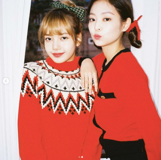 BLACKPINK ジェニー＆リサ、クリスマスの雰囲気漂うツーショットを公開 