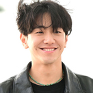 【PHOTO】ナム・ユンス「2022 MAMA AWARDS」のため日本へ出国…魅力的な笑顔