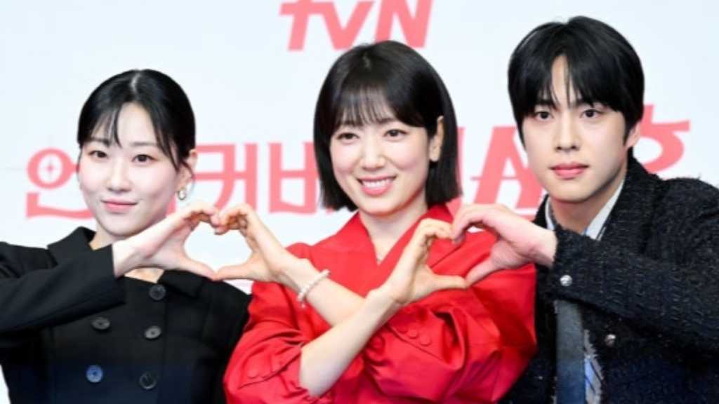 【PHOTO】パク・シネ&ハ・ユンギョン&チョ・ハンギョル、新ドラマ「アンダーカバー・ミスホン」制作発表会に出席