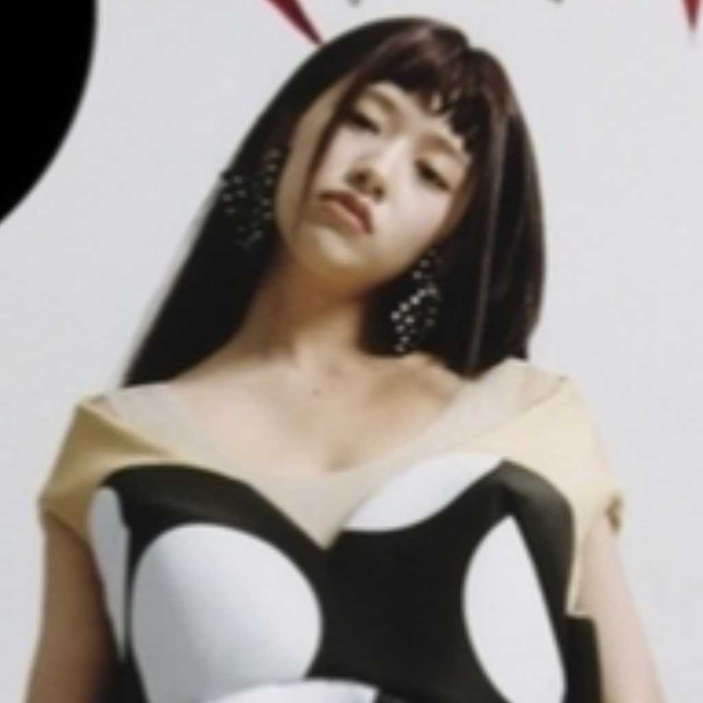 IVE ユジン、ドット柄ワンピースでユニークな魅力をアピール…神秘的なグラビアを公開