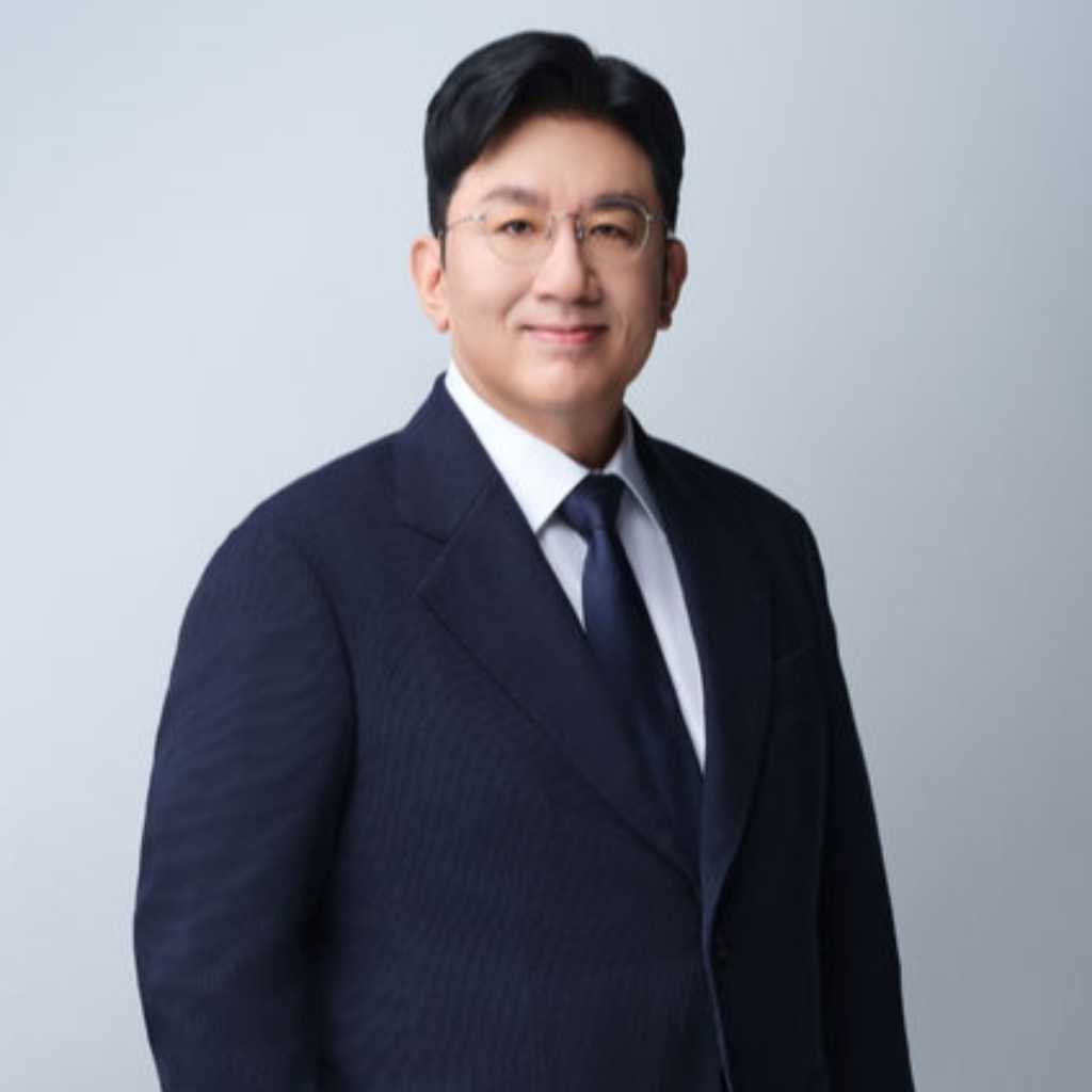 HYBE バン・シヒョク議長、警察による逮捕状の申請うけコメント「法的手続きに誠実に臨む」