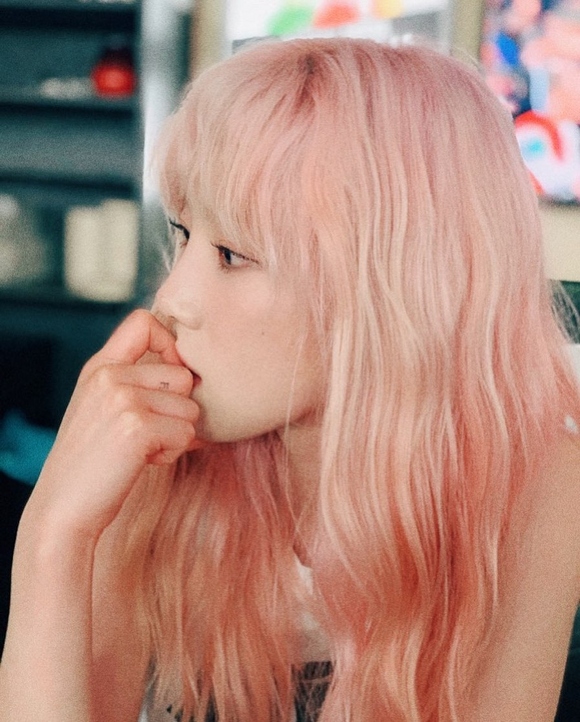 赤 オレンジ ピンク 韓国アイドルたちの鮮やかなヘアカラーに注目 Kstyle