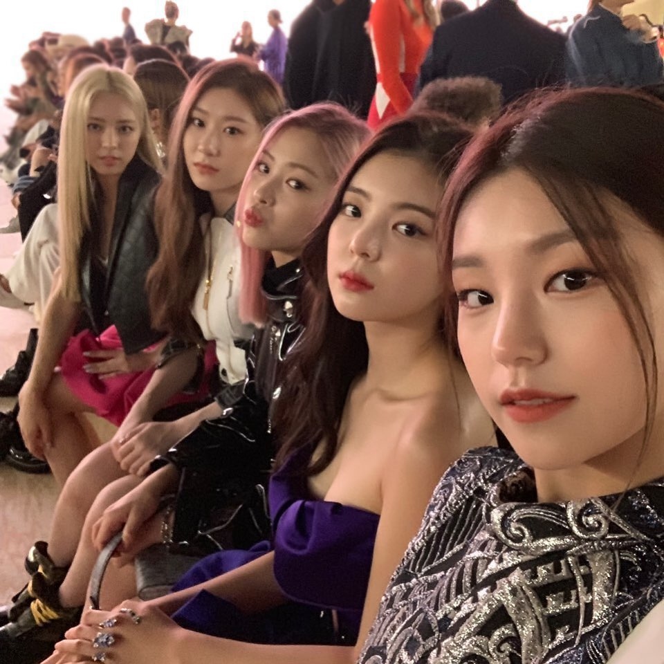 ITZY、ルイ・ヴィトンのファッションショーで撮った記念ショットを公開…ドレスアップした姿に注目 Kstyle