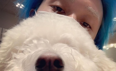 Dawn 愛犬とお揃いの白い眉毛を公開 超接近ショットでキュートな魅力をアピール Kstyle