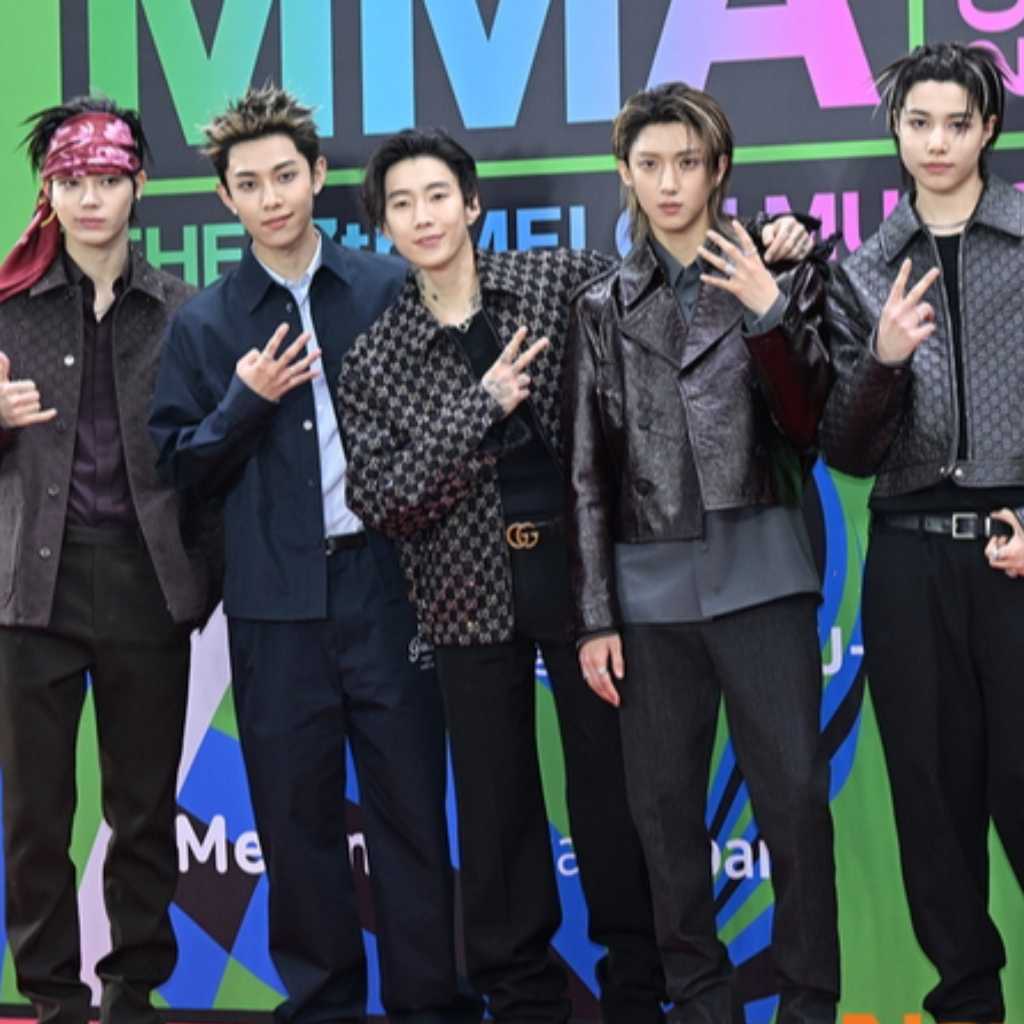 【PHOTO】パク・ジェボム＆新人グループLNGSHOT「MMA 2025」レッドカーペットに登場