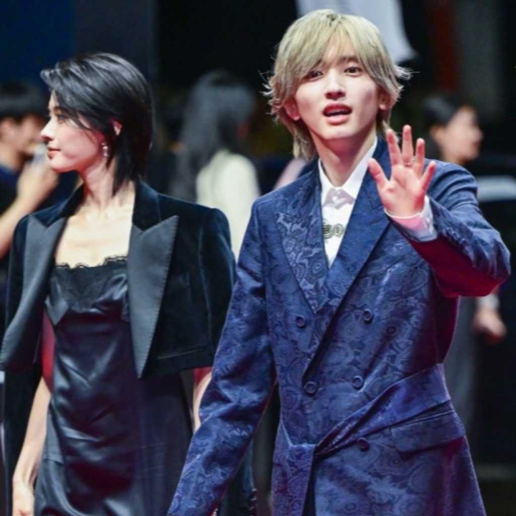 【PHOTO】なにわ男子 道枝駿佑＆安斉星来ら「釜山国際映画祭」開幕式のレッドカーペットに登場