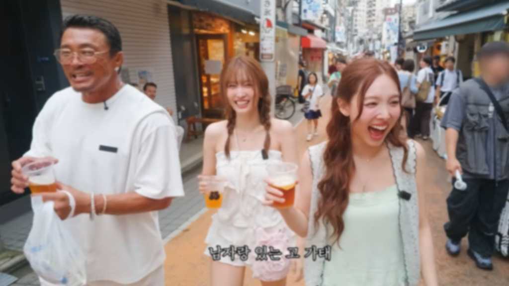 TWICE ナヨン&モモ、生ビールを楽しむ姿も!秋山成勲と日本で対面(動画あり)