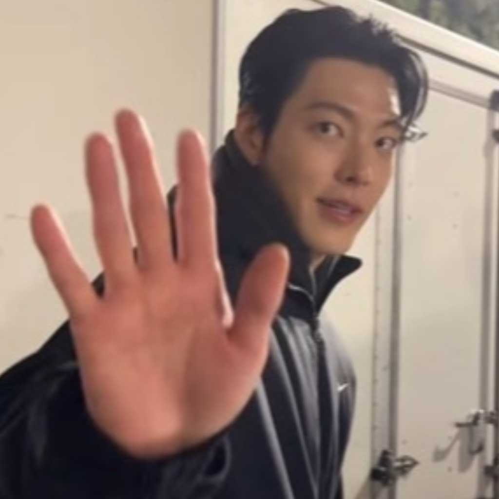 キム・ウビン、結婚後初の近況公開！爽やかな退勤あいさつ動画に「さらにイケメンに」の声