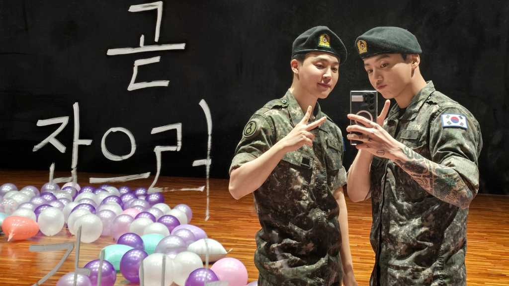 BTS ジミン＆ジョングク、カメラに人見知り！？軍生活での苦労やカムバックに言及「早く恩返しがしたい」
