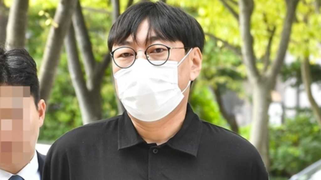 “飲酒運転・違法賭博の容疑”イ・ジンホ、松葉杖姿で裁判所に…検察が懲役2年を求刑