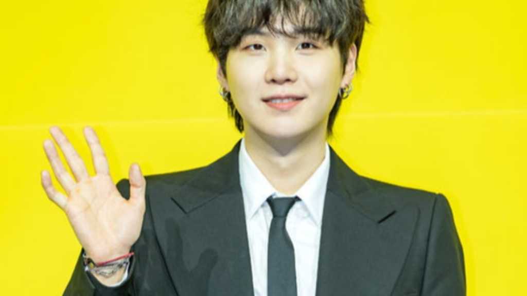 BTSのSUGA、2年ぶりのSNS更新！撮影現場でギターを演奏…オフショットが話題