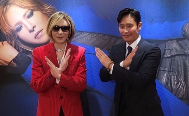 イ・ビョンホン、X JAPANのYOSHIKIと日本で再会！？“Xポーズ”で記念ショットも - Kstyle