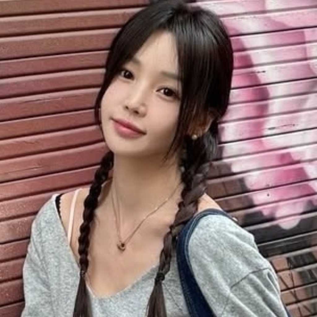 ナム・ギュリ、フランスでの近況ショットを公開…童顔ビジュアルで魅力アピール