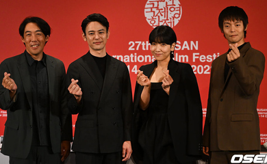 【PHOTO】妻夫木聡＆安藤サクラ＆窪田正孝ら、映画「ある男」の記者会見に出席…指ハートで挨拶