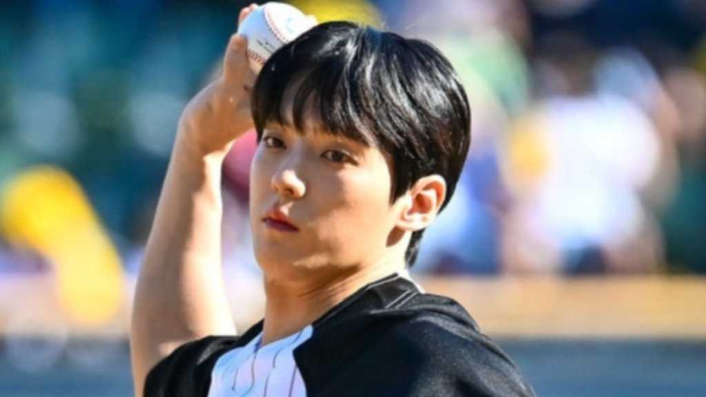 【PHOTO】BTOB ミンヒョク、始球式に登場…爽やかなユニフォーム姿