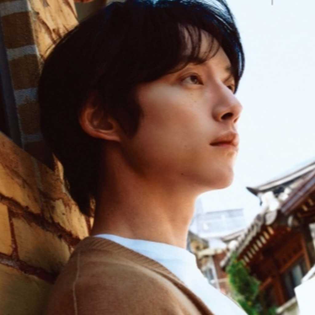 坂口健太郎、ソウルで撮影した観光ポスター＆PR映像が公開！「韓国グルメやカフェを楽しむ時間が大好き」