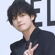 BTSのV、ファンが集まるオープンチャットに突然登場？サプライズで交流…入隊中の近況が話題に