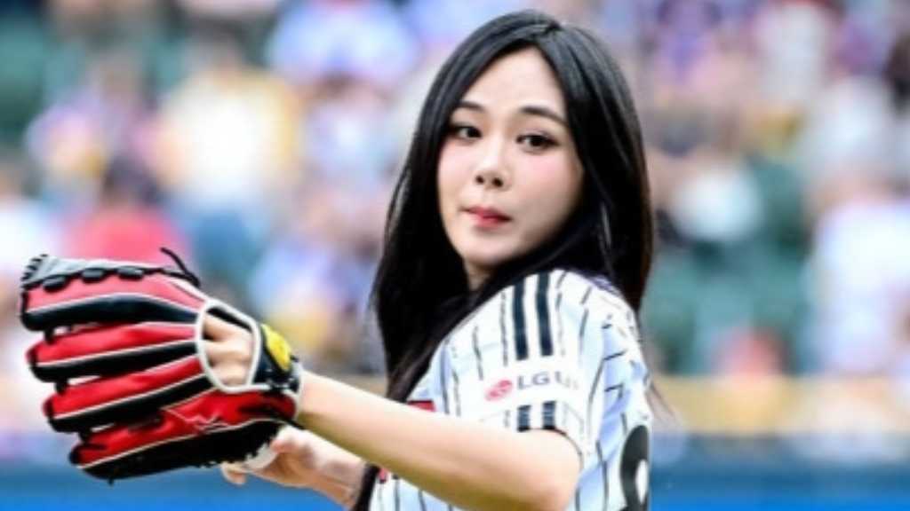 【PHOTO】BIBI、始球式に登場…愛らしい笑顔