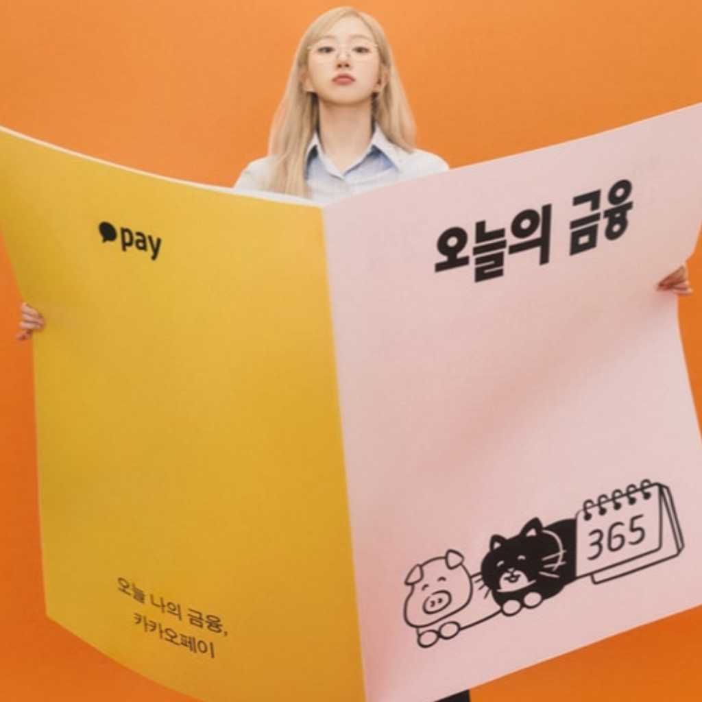 NMIXX ヘウォン、リムレスメガネでインテリ系女子に！？グラビアで新たな魅力を披露