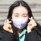 【PHOTO】ペク・アヨン、ラジオ番組の収録に参加…ハートポーズで挨拶