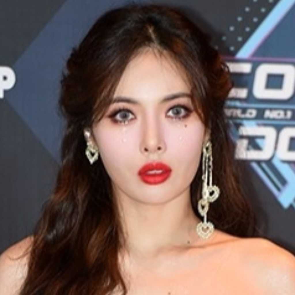 キム・ヒョナ、大胆な手ブラ姿を披露…ライター持った近況ショットに心配の声も