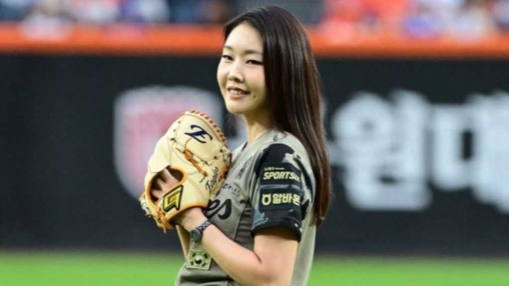 【PHOTO】ハン・ヘジン、始球式に登場…魅力的なジーンズ姿