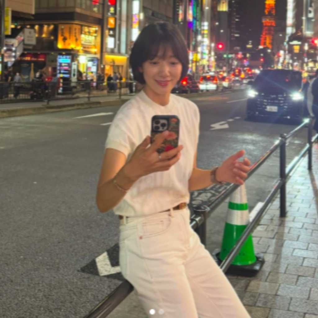 パク・シネ、東京タワーを背景に無邪気な笑顔…旅行願望あらわに?