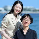 【PHOTO】キム・シウン＆チョン・ジュリ監督「第75回カンヌ国際映画祭」インタビューの写真撮影に参加