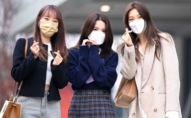 【PHOTO】Weki Meki キム・ドヨン＆リナ＆セイ、ラジオ出演のため放送局へ…3人揃ってハートポーズ