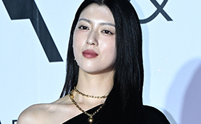 【PHOTO】三吉彩花「2024 アジアコンテンツアワード」レッドカーペットに登場