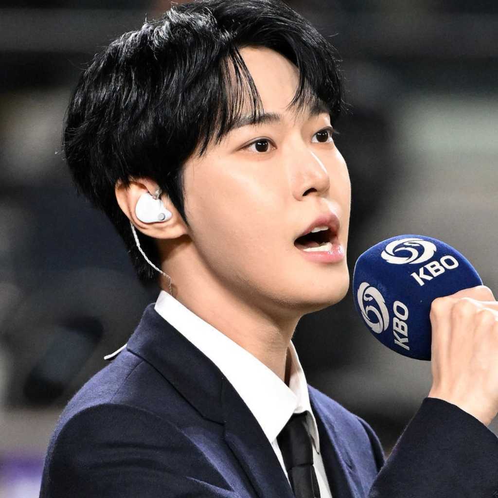 【PHOTO】NCT ドヨン、国歌斉唱のため野球場に登場…爽やかなビジュアル